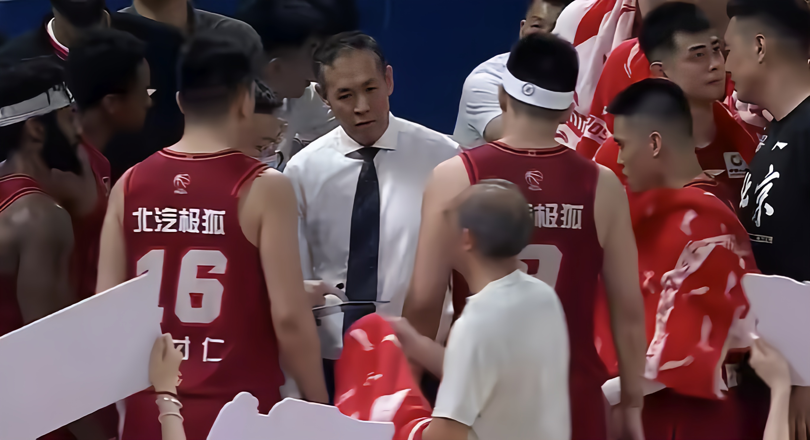 真人-赛前广厦男篮备战NBA常规赛，豪取连胜细节曝光，信心回归，年轻球员得到机会的简单介绍
