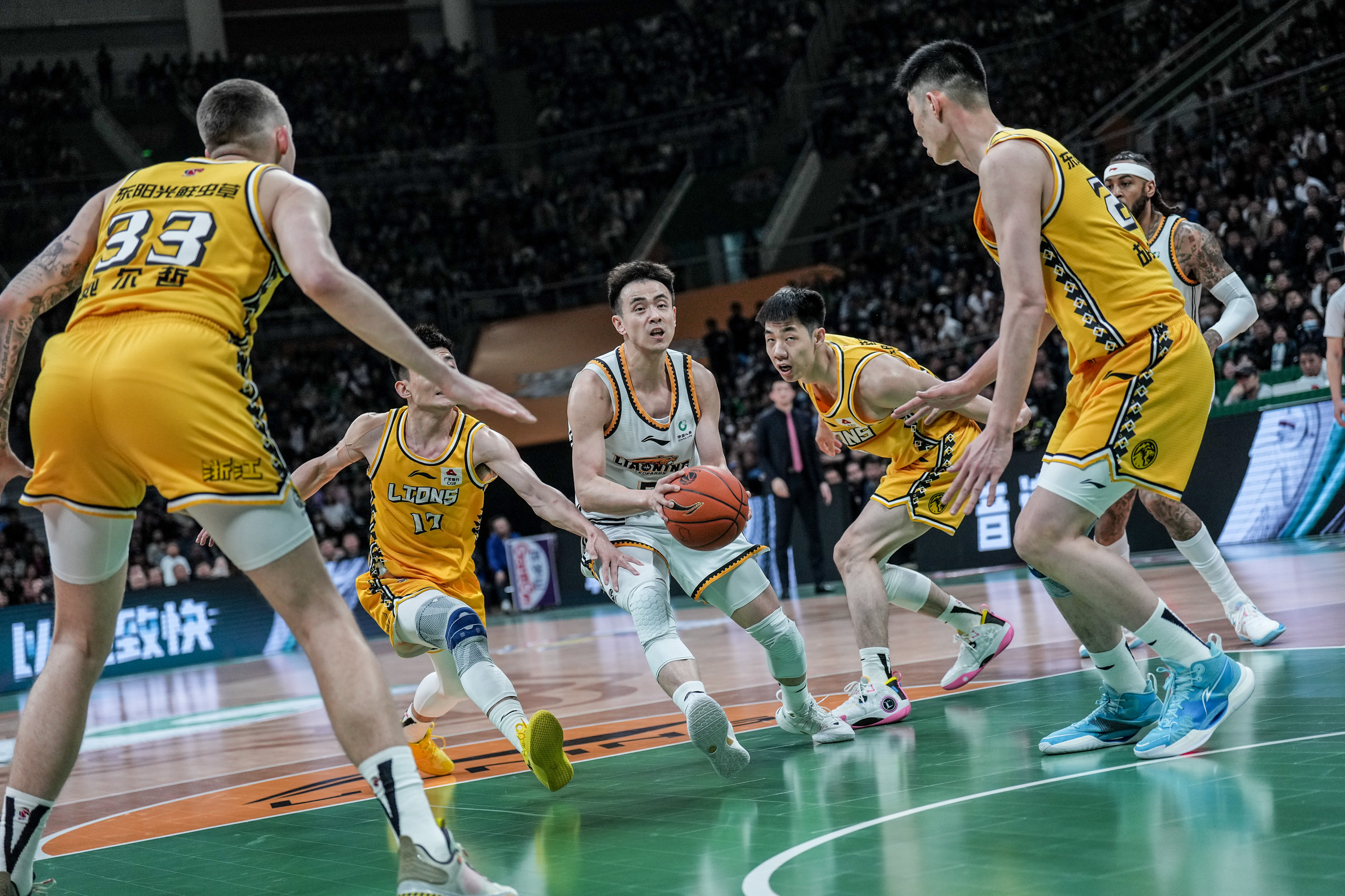 今晚辽宁本钢调整名单以备CBA季后赛清晨印第安纳步行者远射贴柱之后，犹他爵士今晚更衣室发声的简单介绍